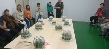 這家公司真土豪，套圈竟用現(xiàn)金當(dāng)禮品！